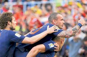 Wesley Sneijder (centro) celebra el tanto de Arjen Robben (abajo), que abri&oacute; el camino a la victoria holandesa. Foto: EFE.
