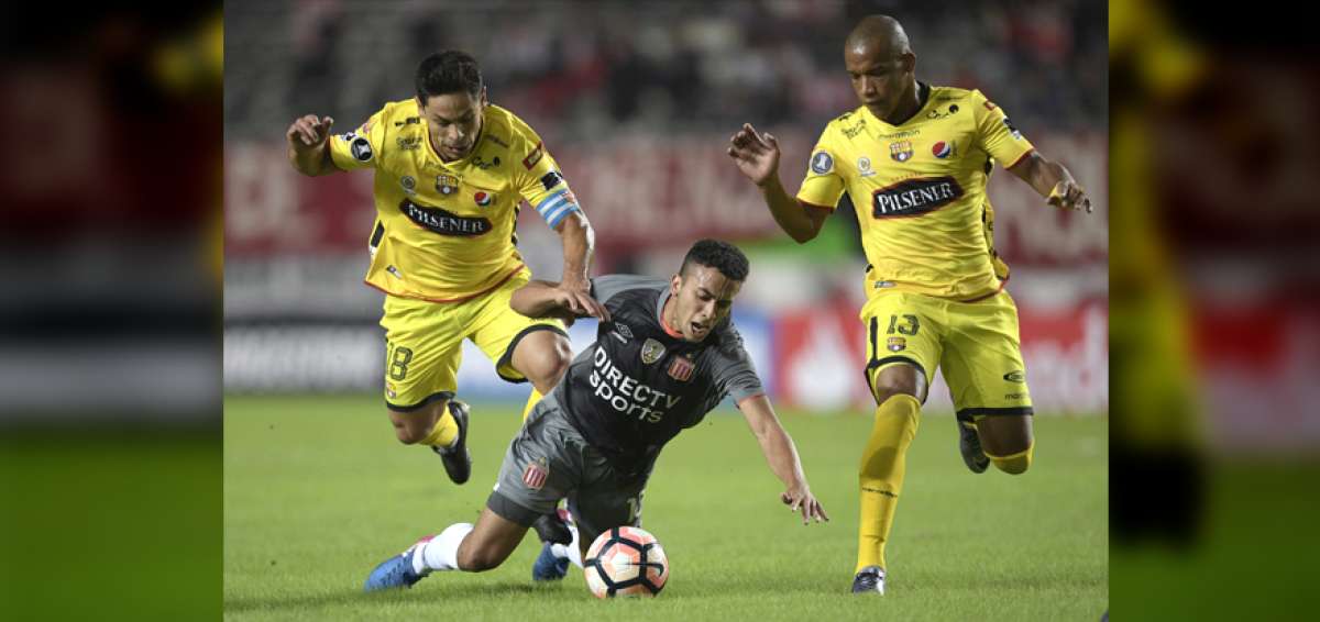 Mat&iacute;as Oyola y Ely Esterilla presionaron en el mediocampo a los volantes del &lsquo;Pincha&rsquo;. Los argentinos jugaron con un hombre menos desde los 72 minutos.   