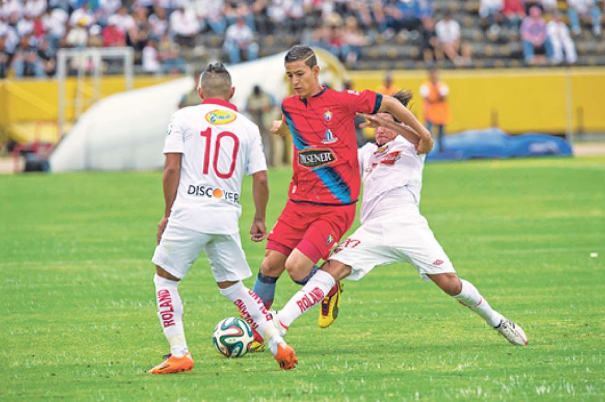 Miguel Parrales (centro) ha jugado 3 partidos con los &lsquo;puros criollos&rsquo;, ya marc&oacute; un gol y fue convocado por el t&eacute;cnico Sixto Vizuete para la selecci&oacute;n sub-20. Foto: Fernando Sandoval / El Tel&eacute;grafo