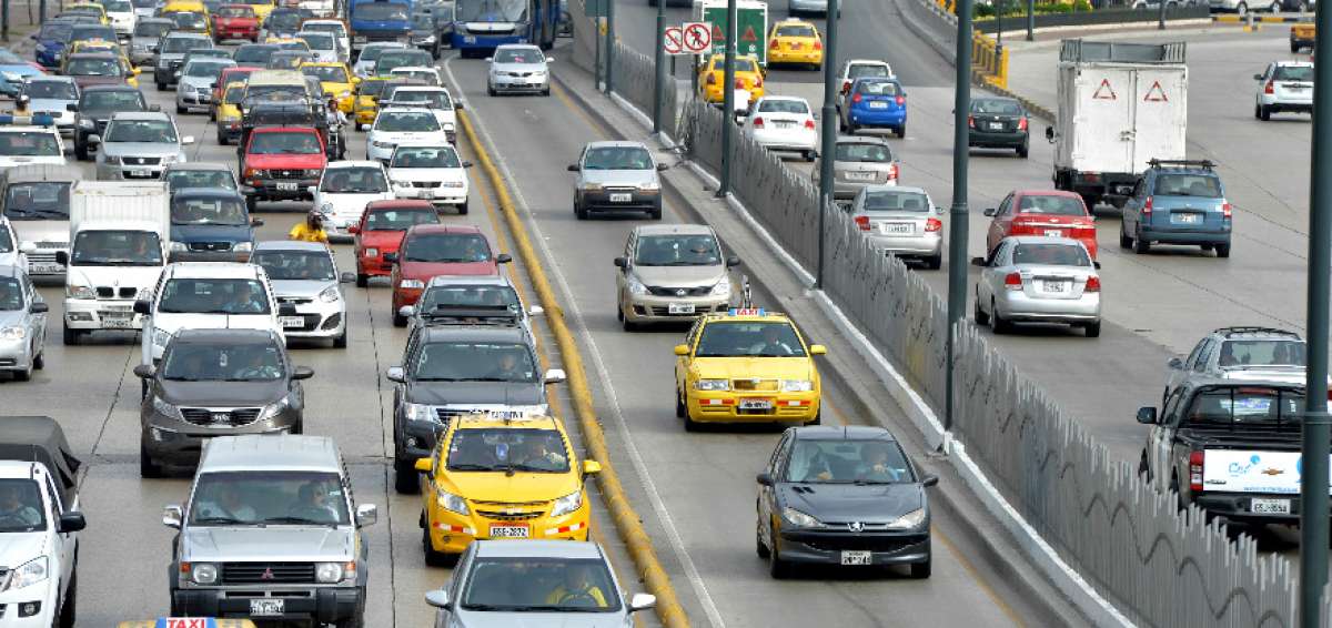 El elevado tr&aacute;fico vehicular de las horas pico impulsa a los conductores a incurrir en contravenciones.