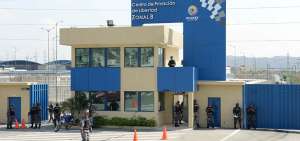 La supuesta ambulancia ingres&oacute; por la puerta principal del Centro de Privaci&oacute;n de Libertad, ubicado en la v&iacute;a a Daule.