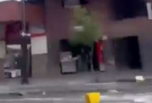 Electrodom&eacute;sticos y pertenencias fueron lanzados desde un departamento en pleno centro de Guayaquil.