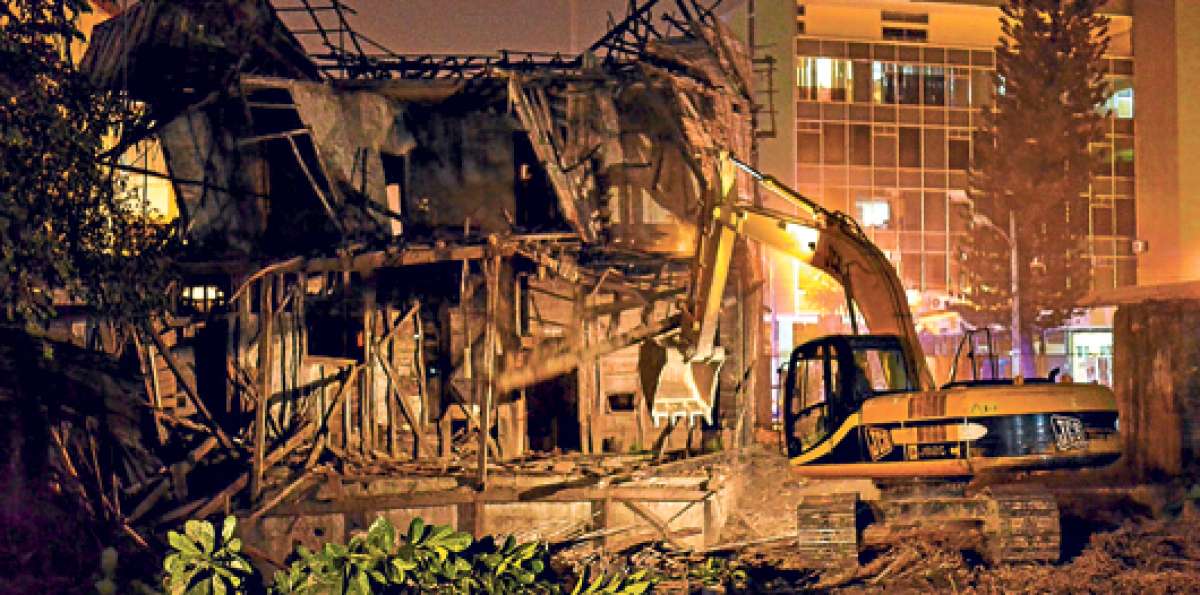 Para evitar congesti&oacute;n en la zona, la casa Linz&aacute;n fue demolida durante la madrugada. Foto: Cortes&iacute;a