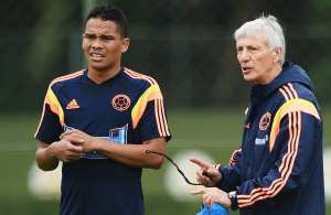Carlos Bacca (i.) ocupar&aacute; sus pr&oacute;ximos d&iacute;as en recuperarse a base de descanso y tratamiento fisioterape&uacute;tico. Foto: AFP