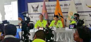 Ivonne Daza, jefa de la Dinapen, durante la rueda de prensa. 