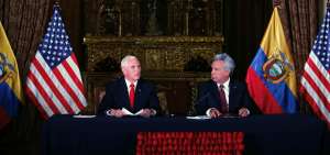 El vicepresidente de EE.UU., Mike Pence, y el presidente de Ecuador, Len&iacute;n Moreno, durante la declaraci&oacute;n conjunta desde el Palacio de Carondelet.