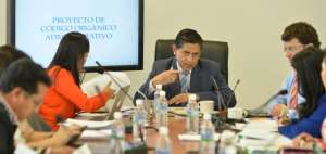 El martes la Comisi&oacute;n de Justicia, presidida por Mauro Andino (centro), aprob&oacute; el informe.