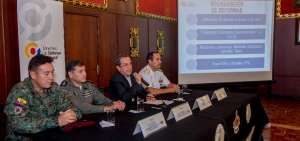 El ministro Pati&ntilde;o difundi&oacute; ayer el estado del proyecto junto con los comandantes: C&eacute;sar Merizalde, de la FAE; Luis Castro, de la Fuerza Terrestre y Fernando Noboa, de la Armada.
