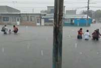 Fuertes lluvias en Guayaquil provocan las primeras inundaciones en la urbe