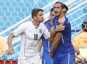 Giorgio Chiellini (d.) muestra la marca que le dej&oacute; en su hombro izquierdo la mordida de Luis Su&aacute;rez. Foto: EFE