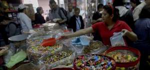 En el centro de Quito, las distribuidoras expenden sus productos por libras o kilos a los compradores.