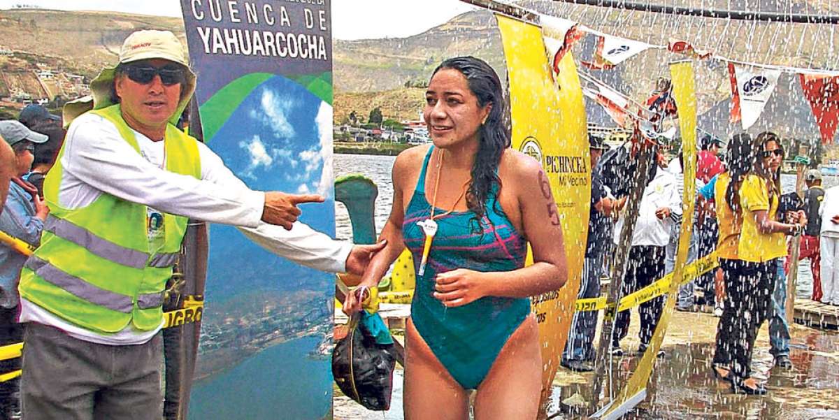 La imbabure&ntilde;a Mishell Tixe (der.) ha ganado 3 a&ntilde;os consecutivos el tradicional cruce al lago Yahuarcocha. Foto: Archivo / El Tel&eacute;grafo.