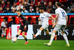 El Bayer 04 Leverkusen venció 2-1 al Hoffenheim, dentro del campeonato alemán Bundesliga. Piero Hincapié fue titular.