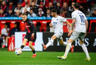 El Bayer 04 Leverkusen venció 2-1 al Hoffenheim, dentro del campeonato alemán Bundesliga. Piero Hincapié fue titular.