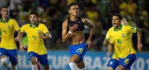 El brasile&ntilde;o L&aacute;zaro (20) celebra el gol del empate transitorio (2-2), en la semifinal ante la selecci&oacute;n francesa.