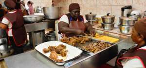 En Cristo del Consuelo, el catering de la Asociaci&oacute;n Afroecuatoriana Mujeres de Lucha prepara alimentos para programas de ni&ntilde;os y ancianos del MIES.