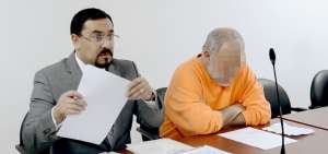 Reinaldo Zambrano (I), abogado de Carlos P. Y. (d), tambi&eacute;n present&oacute; ayer a los jueces pruebas documentales.