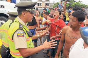 En un incidente ocurrido en la v&iacute;a Perimetral, en el sur de Guayaquil, agentes del orden solicitan a moradores guardar la compostura. Foto: Archivo | El Tel&eacute;grafo.