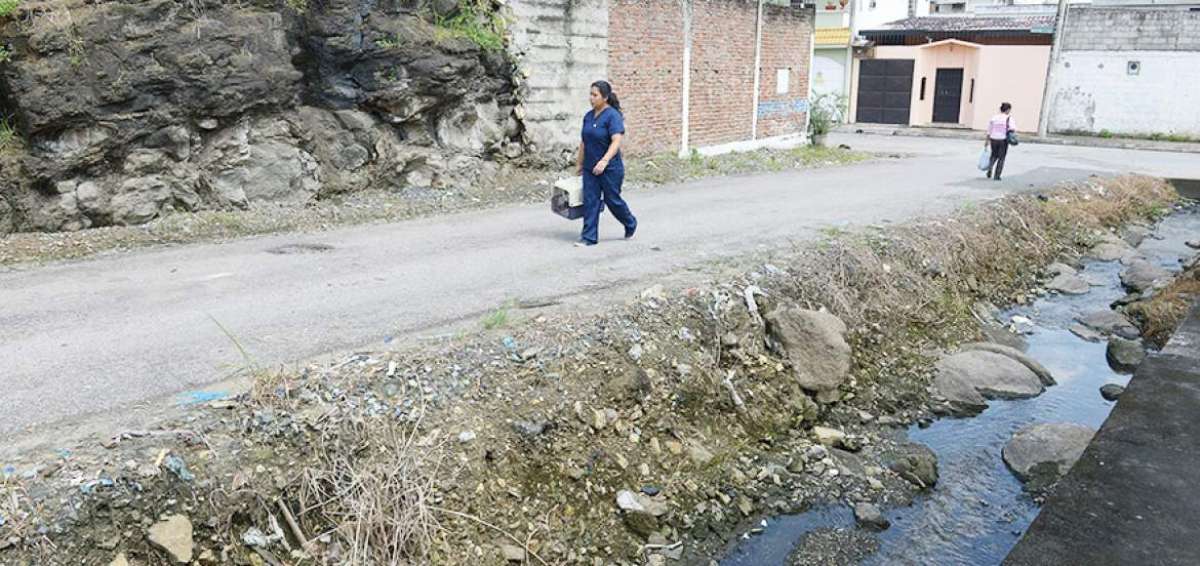 Los vecinos de las dos ciudadelas de Guayaquil denuncian que la cuneta se obstruye con la basura y los escombros que bajan del cerro.