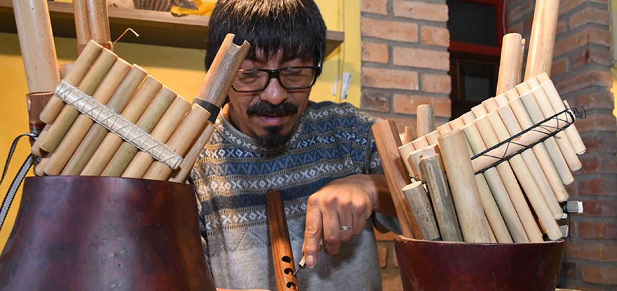 El artesano Oswaldo Morocho elabora una quena, un proceso que le toma alrededor de un d&iacute;a y medio, hasta dejarla incluso con la afinaci&oacute;n correcta.