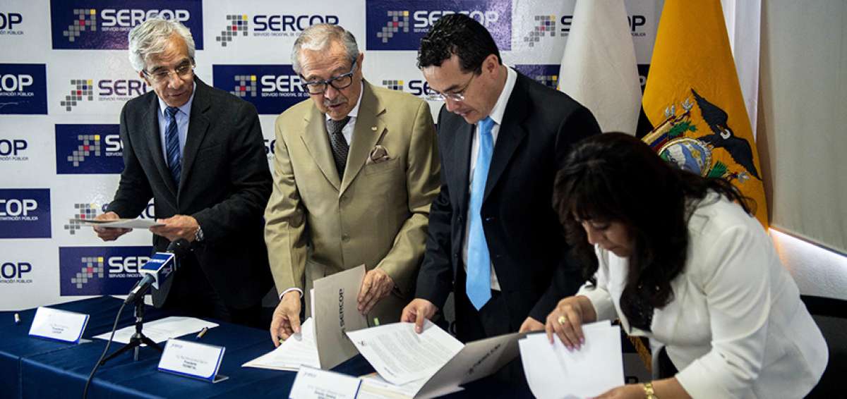 Los representantes de las organizaciones productivas firmaron los acuerdos de cooperaci&oacute;n en presencia del titular de Sercop, Santiago V&aacute;squez (der.).