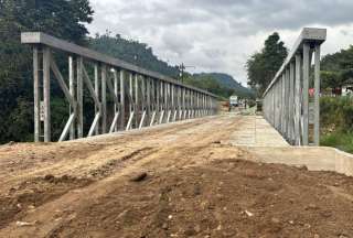 Las obras en el puente que se levanta sobre el río Lelia en la Alóag - Santo Domingo están concluidas en un 95%.