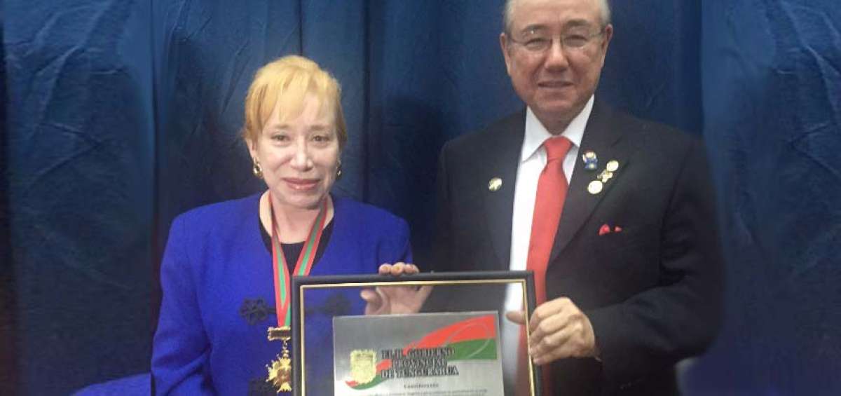 Beatriz y Henry V&aacute;sconez recibieron el galard&oacute;n otorgado por la prefectura de Tungurahua, al m&eacute;rito c&iacute;vico.