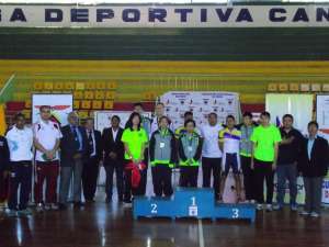 Los remeros de los equipos Hong Kong y Hungr&iacute;a posan en el podio. Foto: ecuaremo.org