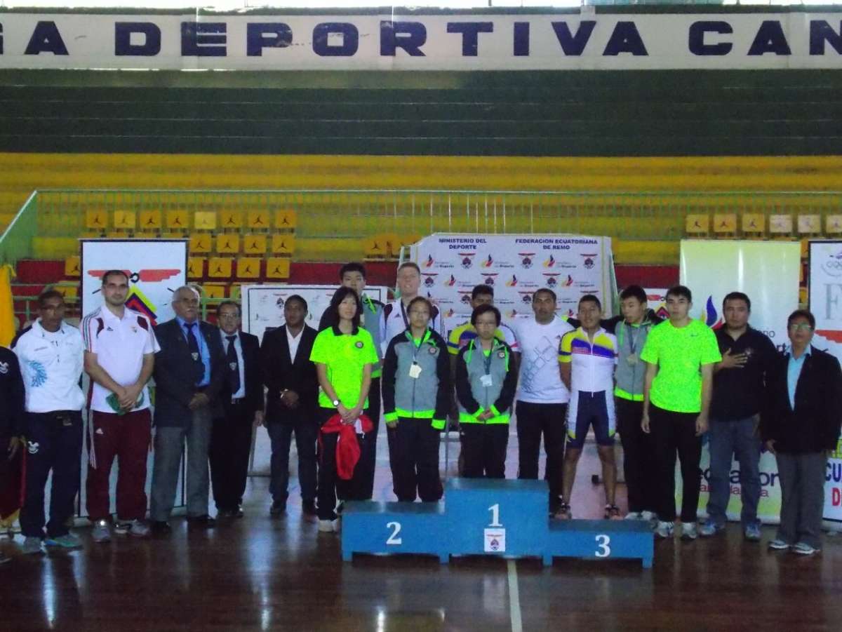 Los remeros de los equipos Hong Kong y Hungr&iacute;a posan en el podio. Foto: ecuaremo.org