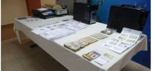 Entre las evidencias se hallaron 22 certificados de votaci&oacute;n fraudulentos, m&aacute;quinas de emplasticar y dinero en efectivo.