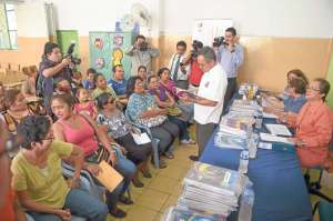 El ministro Espinosa verific&oacute; la entrega de textos en la escuela Rep. de Francia, en Guayaquil.  Foto: Jos&eacute; Mor&aacute;n | El Tel&eacute;grafo