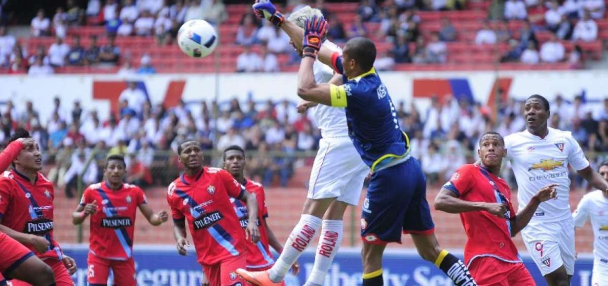 El portero Adri&aacute;n Bone despeja el esf&eacute;rico en un tiro de esquina 'albo'.