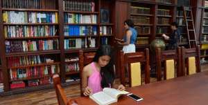 Una de las &aacute;reas intervenidas fue la biblioteca de la facultad. Foto: William Orellana/El Tel&eacute;grafo