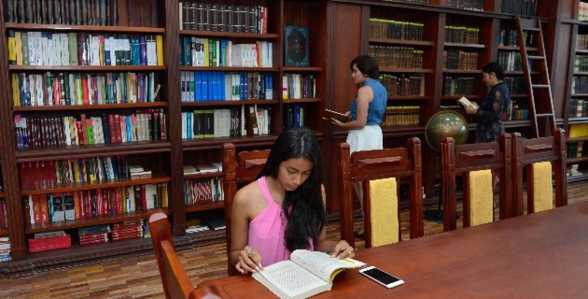Una de las &aacute;reas intervenidas fue la biblioteca de la facultad. Foto: William Orellana/El Tel&eacute;grafo