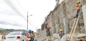 La edificaci&oacute;n de muros en la calle P&eacute;rez de Anda, en el centro de Ambato, inici&oacute; el 12 de marzo y tiene un plazo de ejecuci&oacute;n de 90 d&iacute;as.