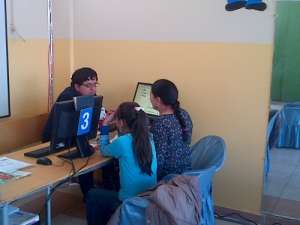 Padres de familia acudieron hoy con sus hijos a la escuela Numa Pompillo, en el norte de Quito. Tristan Ustyanowski/El Tel&eacute;grafo