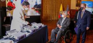 El presidente Len&iacute;n Moreno durante la entrega oficial de 50 respiradores de un total de 250 donados por EE.UU. a Ecuador.