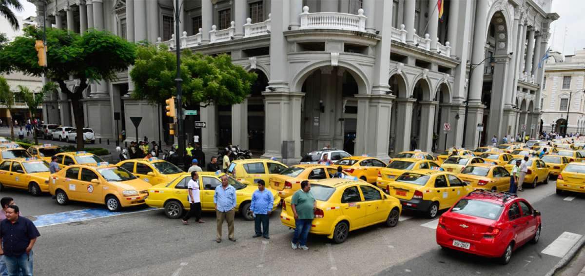 Los taxistas realizaron una protesta para presentar sus requerimientos a la Alcald&iacute;a y Gobernaci&oacute;n.