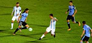 El delantero uruguayo &Eacute;dinson Cavani (21) traslada la pelota ante la marca del argentino Paulo Dybala (21).  
