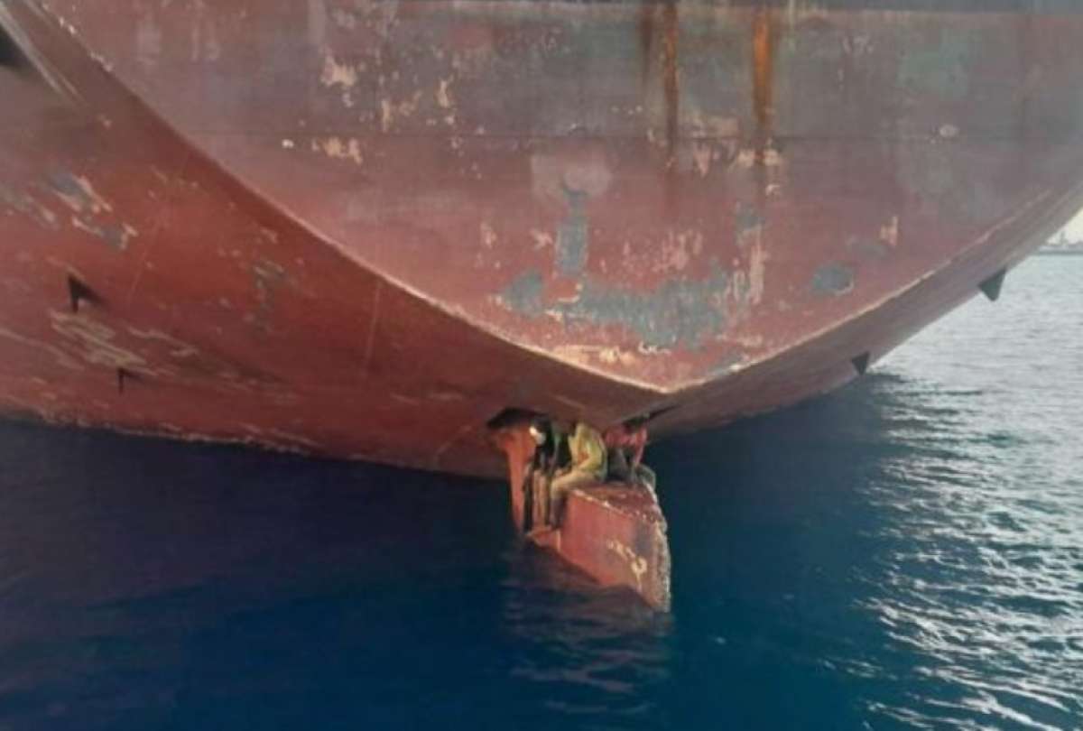 Tres personas fueron encontradas bajo un barco tras 11 días en altamar
