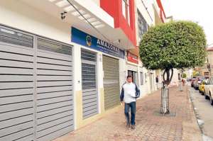 A diario, depositantes de Patate, P&iacute;llaro y otros cantones exigen informaci&oacute;n en la sucursal de Ambato. Foto: Roberto Ch&aacute;vez / El Tel&eacute;grafo