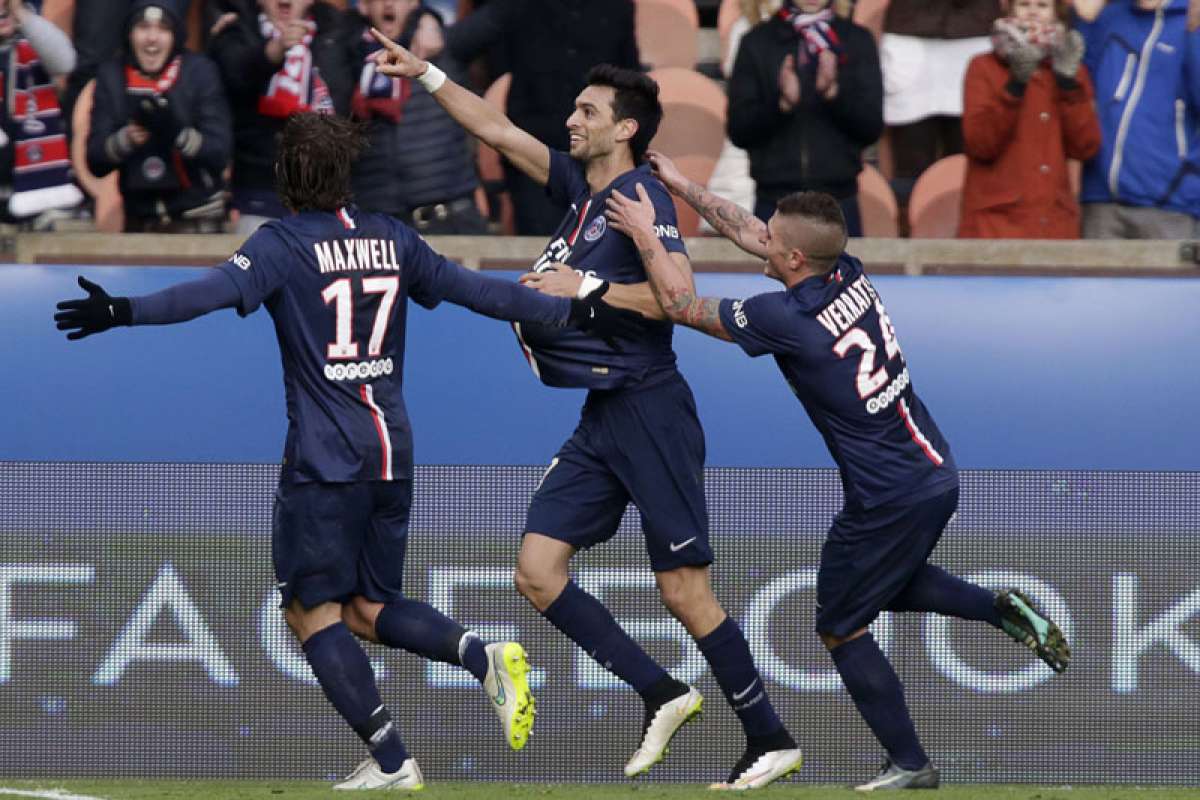 Javier Pastore (c.) celebra junto a Marco Verratti (d.) y Maxwell (i.) su tanto ante el Evian. Foto: AFP