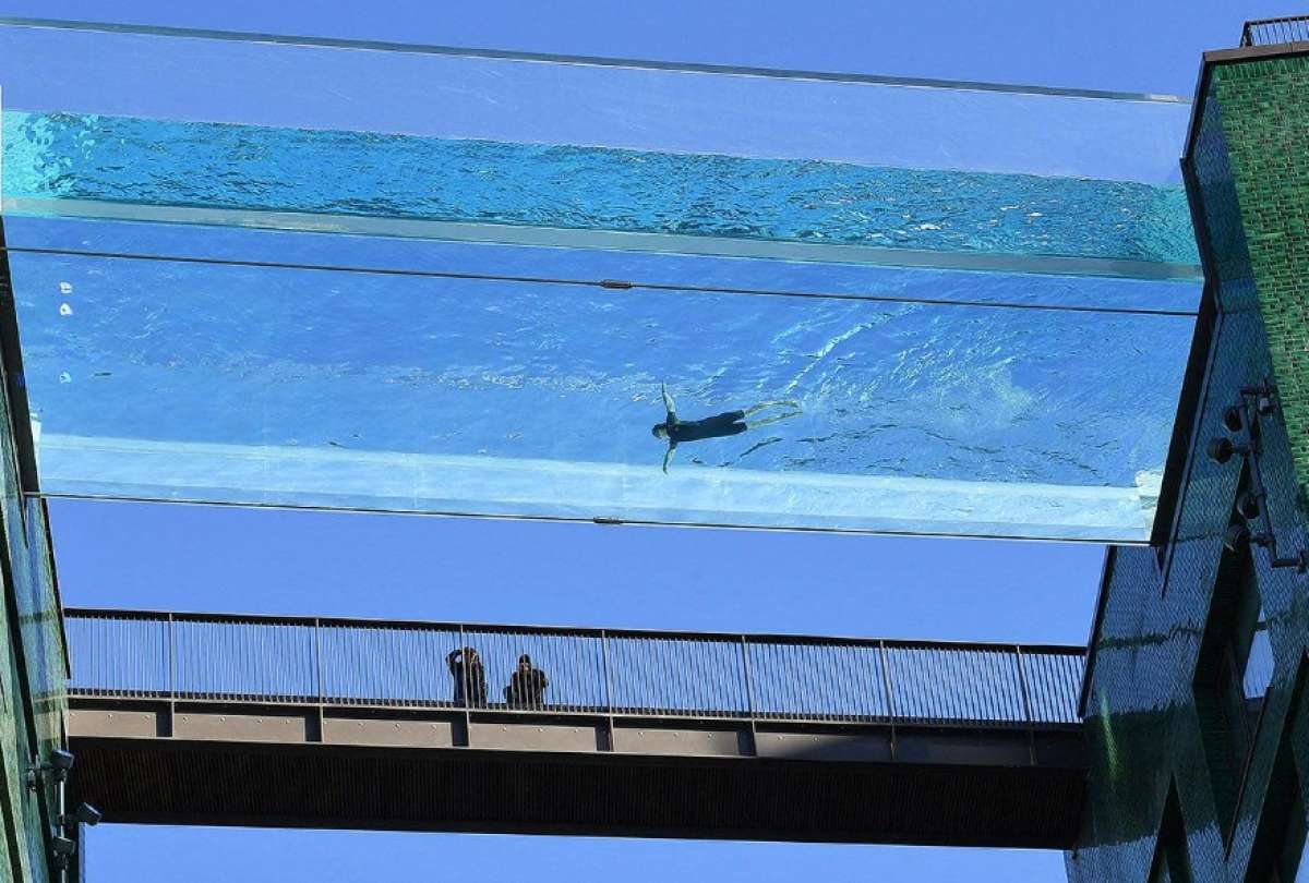 Una mujer casi cae de un edificio, pero algo la salv&oacute;. 