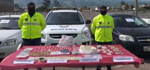 Agentes antinarc&oacute;ticos muestran las evidencias localizadas en el operativo.