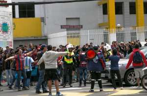 Los aficionados estuvieron a la hora del partido suspendido cerca de las boleter&iacute;as del estadio. Foto: Mario Egas / El Tel&eacute;grafo