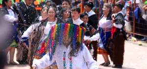 El carnaval en la provincia de Azuay se festeja con bailes, danzas y gastronom&iacute;a. Este s&aacute;bado las comparsas recorrer&aacute;n la calle Bol&iacute;var a las 10:00.