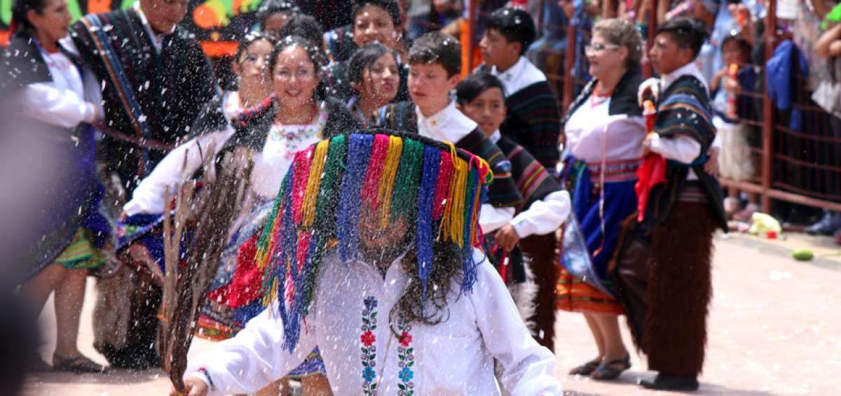 El carnaval en la provincia de Azuay se festeja con bailes, danzas y gastronom&iacute;a. Este s&aacute;bado las comparsas recorrer&aacute;n la calle Bol&iacute;var a las 10:00.
