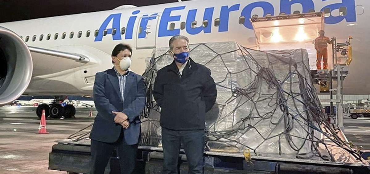 El ministro de Salud, Juan Carlos Zevallos (d), acudi&oacute; el &uacute;ltimo s&aacute;bado 13 de junio al aeropuerto Mariscal Sucre de la capital, donde recibi&oacute; el donativo.