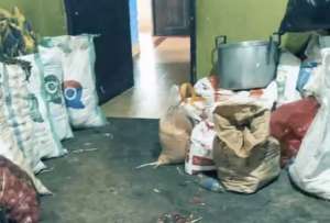 Técnicos de la Arcsa hallaron alimentos podridos, suciedad extrema y cárnicos en condiciones insalubres en un restaurante de Riobamba.