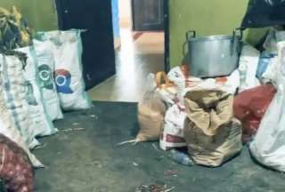 Técnicos de la Arcsa hallaron alimentos podridos, suciedad extrema y cárnicos en condiciones insalubres en un restaurante de Riobamba.